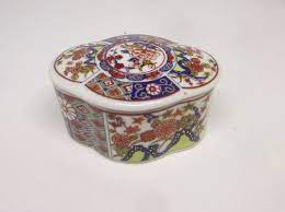 Vintage porcelain heart jewelry box do you love someone japan joan walsh. Vintage Imari Trinket Box Small Vintage Japanese Ceramic Etsy Ceramic Trinket Box Trinket Boxes Japanese Ceramics
