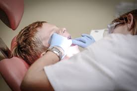 Wann müssen kinder zum ersten mal zum zahnarzt? Erste Hilfe Bei Zahnunfallen