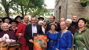 300 chalands déballent sur la belle place des lices et sous ses grand marché de sanary (var). Loire Le Marche De Montbrison Est Elu Plus Beau Marche De France