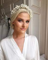 Glam Sugar 17 Stylish Outfits With Pearl Headbands Acessorios Para Cabelo De Noiva Cabelo De Noiva Penteados Para Noiva