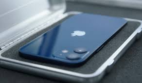 Apple iphone 13 concept image showing smaller notch, larger cameras. Iphone 12 Mini So Gross Ist Es Im Vergleich Zum Iphone 12 Und 12 Pro Mac Life