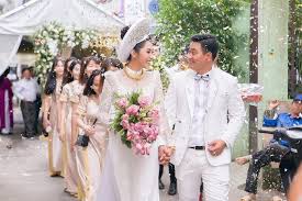 Bức ảnh gây chú ý khi gương mặt của nàng hậu trông có vẻ mập lên khá nhiều, trông bầu bĩnh và kém thanh tú. Chum áº£nh Hoa Háº­u Ä'áº·ng Thu Tháº£o Ä'eo Vang TrÄ©u Cá»• Ä'áº§y Hai Ta Ngay CÆ°á»›i