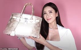 Nữ đại gia singapore jamie chua được rất nhiều người dùng mạng biết đến và ngưỡng mộ bởi sở đặc biệt, nhiều người còn biết đến jamie chua bởi cô được mệnh danh là người phụ nữ sở hữu. Singaporean Socialite Jamie Chua Reveals How She Decorates Her Million Dollar Home Express Digest
