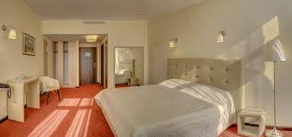 Camera este dotată cu pat matrimonial de dimensiuni confortabile. Camera Dubla Superior Hotel Capitol