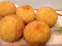 Una friabile pastella fritta che avvolge un ripieno di ricotta di pecora condita con gocce di cioccolato. Arancini Siciliani Al Ragu Home Facebook