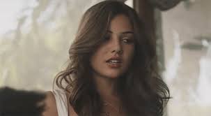 Prom Queen fighting for the title. — e-l-a-i-n-n-e: — ¿Alguien quiere  acompañarme a...