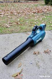 Which Leaf Blower Is The Best Battery Vs Gas And A Makita Leaf Blower Review Leaf Blower Blowers Backyard