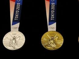 6 argenti (finale nastri+cerchi e finale palla a montpellier 2011 , concorso generale a squadre e finale clavette a kiev 2013 , e concorso generale a squadre e smirne 2014 ; Olimpiadi Di Tokyo Ecco Quanto Prende Chi Vince La Medaglia D Oro Argento E Bronzo Corriere It