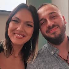 Ja tebe znam još odavno, iz prošlih života kad bili smo druga imena i  ljudi. Znam te odavno ti si teška dobrota i najbolje samo u meni sve budiš…  Znam te odavno