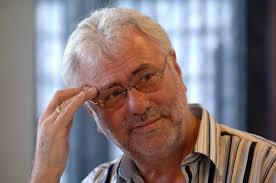 Trouwring van Peters overleden vader valt in het water: hij is in tranen,  maar dan komt Jochem in actie