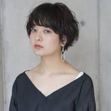 おでこが広い女性に似合う髪型は前髪でコンプレックスを強みに