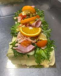 Nu har vi en hittepåkaka som vi har gjort så då behöver vi ett namn till  denna kaka . Botten är grythyttekaka och toppen är tosca kaka med sötmandel  o hasselnötter och