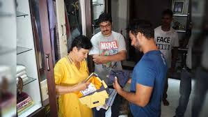 Edakkad battalion 06 samyuktha menon, tovino thomas romantic scene. Tovino Thomas à´®à´•àµ» à´µ à´Ÿ à´Ÿ à´² à´¤ à´¤ à´¯à´¤ à´ª à´² à´Ÿ à´µ à´¨ à´¯ à´• à´Ÿ à´Ÿ à´ª à´ª à´Ÿ à´š à´š à´® à´œàµ¼ à´¸à´¨ à´¦ à´ª à´¨ à´± à´…à´® à´® Actor Tovino Thomas Visits Late Major Sandeep Unnikrishnan S Mother Dhanalakshmi Unnikrishnan At