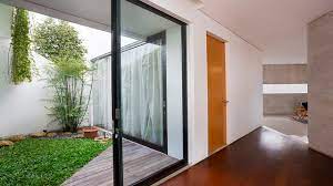 Dekorasi taman minimalis menggunakan pot yang unik. Ide Dekorasi Desain Taman Indoor Minimalis Modern 2018