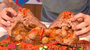 Sambal bakso goreng.takaran nya kira kira aja ya, sebenarnya waktu bikin udah ditimbang, tapi lupa catatan nya dimana 😁 untuk resep aneka bakso goreng lain nya bisa diliat di. Bakso Lava Pedasnya Enggak Nahan Trans Tv