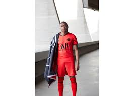 Moisture wicking properties sweep sweat away from your skin and help you feel dry and fresh, whether you're dribbling past an opponent, or trying to stay cool on a first date. Jordan Brand Paris Saint Germain Away Kit 2019 20 Nike News