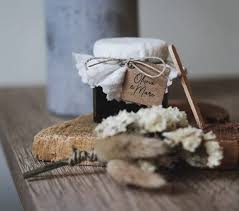 Cadeaux D Invites Petit Pot De Confiture Blog Mariage Madame C En 2020 Petit Pot De Confiture Marque Places Cadeau Invite
