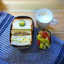 2014 06 11小栗子早餐 雙層三明治 奇異果 蘋果和溫鮮奶 用冷藏液種吐司製作的三明治 夾餡一是水煮蛋小黃瓜沙拉 二是外婆炒的洋蔥肉燥拌玉米起司 felicity s delivery breakfast sandwich with egg breakfast food avocado toast