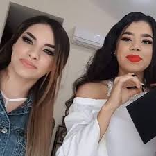 Kenia os desbancó a su examiga kimberly loaiza, quien está a punto de convertirse en madre y es que la joven había compartido una foto de hace unos ayeres cuando estaba de viaje por puerto vallarta. Pin By Estefania Ramirez Gonzalez On Kenia Os Kim Girl Kimberly