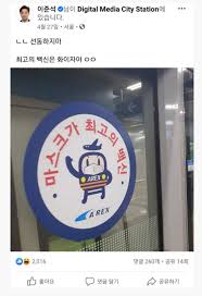 모더나 로고 위에 놓인 코로나19 백신과 주사기 모습. Tveey0zjdwrq1m