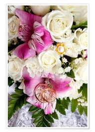 Danach könnt ihr das bild noch individuell gestalten. Goldene Hochzeit Ringe Auf Blumen Poster Online Bestellen Posterlounge De