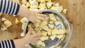 Cuisiner Avec Bebe Invitez Le A Participer Cuisinez Pour Bebe En 2020 Cuisine Comment Cuisiner Alimentation