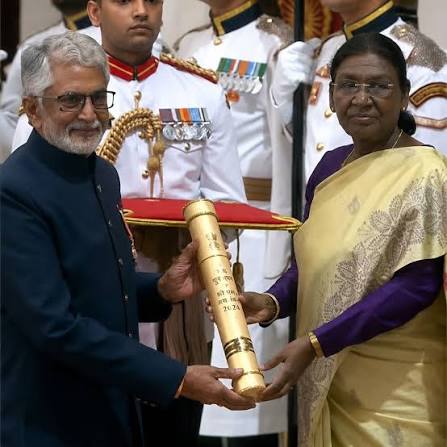 Accomplished actor and producer, #MuraliMohan and the legend  #RajendraPrasad receive the Padma Shri award from President #DroupadiMurmu  for their outstanding contributions to Indian cinema. Celebrating two true  icons of Telugu cinema! ✨❤️ #