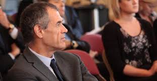 Nel 1981 inizia a lavorare nel servizio studi della banca d'italia. Carlo Cottarelli Presidente Del Consiglio Per Portare L Italia Al Voto