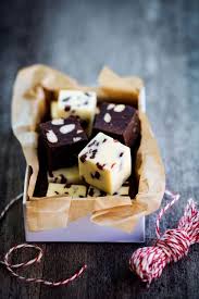Made By Mary Julgodisbonanza Tomtens Munsbitar Med Chokladtryffel Kola Och Jordnotsfudge Vit Chokladfudge Med Tranbar Chokladtryffel Julgodis Jordnotter