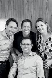 Carlos wizard martins is an english professor who made his fortune by teaching brazilians a second language. Crescei E Multiplicai Vos O Imperio Dos Wizard Em Reportagem Da Revista Poder Notas Glamurama