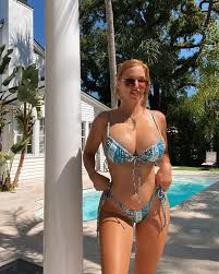 Elizabeth Ostrander nudes | GLAMOURHOUND.COM