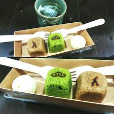 在家裡晚上休息搭上康福茶 和菓子 有我愛的抹茶口味 真是幸福 肚子痛也要吃抹茶 炸雞 開心 絕配 z food breakfast eggs