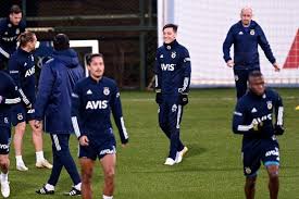 Mesut özil has left arsenal for fenerbahce, the club announced. Arsenal Outcast Ozil Joins Fenerbahce