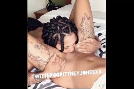 Black Woman Eating Pussy Like She's Hungry: Free Porn b0 | xHamster