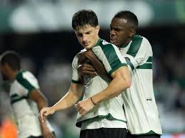 Coritiba vence Chapecoense, encerra jejum de vit&oacute;rias e cola no G5