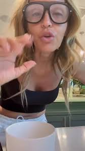 I'm speechless, and I am never speechless 😅🫠 The code red of all code  reds ⬆️ definitely in my top 3 favorite look for less finds.. my silk top,  trousers, readers +