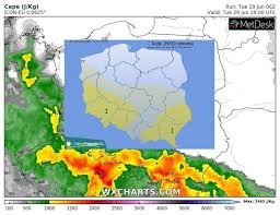 Na mapie zaznaczono miejsca zarejestrowanych wyładowań atmosferycznych z ostatnich dwóch godzin. Burze Z Gradem I Ulewnym Deszczem Znowu W Polsce Burzowo Rowniez W Nocy Gdzie Jest Burza 29 30 Czerwca Dobrapogoda24 Pl