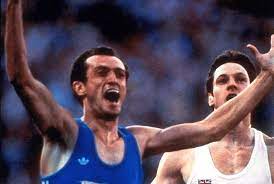 4 minuti (biografieonline.it) alle olimpiadi di mosca, presso lo stadio lenin, pietro mennea il 28 luglio 29180 vince la medaglia d'oro nei 200 metri piani con il tempo di 2019, arrivando davanti all'inglese allan wells per soli due centesimi.pietro paolo mennea nasce il 28 giugno del 1952 a barletta, da una famiglia di umili origini (mamma casalinga e papà sarto). La Freccia Del Sud Alza L Indice Al Cielo E La Vittoria Di Pietro Mennea