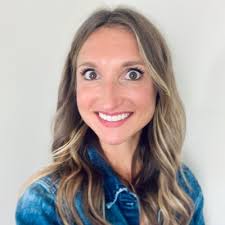 Last week, we continued recognizing members of our Lippert team and it was  Corporate's night to shine! ✨ Elaine Garton was honored with the Making a  Difference award for how she continually