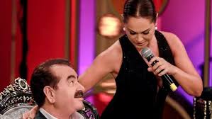 9 yıl boyunca televizyon ekranlarından uzakta kalan usta sanatçı i̇brahim tatlıses bir dönemin en çok izlenen eğlence programlarından i̇bo show, sürpriz konuklar eşliğinde yayın hayatına kaldığı yerden giriş yapmaya hazırlanıyor. Ibrahim Tatlises Cok Zor Anlar Yasadi Canli Yayinda Oyle Bir Hale Geldi Ki Ibo Show Izleyenler De Hungur Hungur Agladi Vay Be Ankara Magazin Haberleri