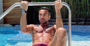 Costantino Vitagliano in slip di pacco - le nuove foto - BitchyX