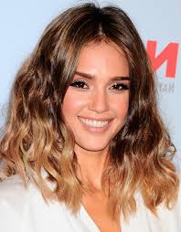 Un tie and dye blond très clair n'ira pas forcément à une brunette. Epingle Sur Coiffures