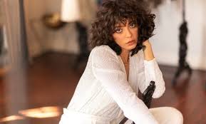 Selin sekerci took part in various theatre plays in izmir state theatre and took acting lessons there. Selin Sekerci Kimdir Kivi Tadinda