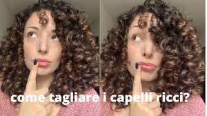 Il capello riccio va tagliato all'asciutto, prima di fare lo shampoo, perché quando sono sporchi e arruffati si riesce a vedere meglio . Capelli Ricci Come Tagliarli Angry Curl Capricciosa