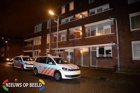 Een aantal vrijwilligers, in samenwerking met marieke de koning dragen hier zorg voor. Lichtgewonde Na Overval Op Woning Gong Rotterdam Zevenkamp Nieuws Op Beeld