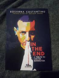 Det här kom precis med posten. "In The End: A Tribute To Chester  Bennington" av Rosanna Costantino. Boken är en biografi över Chesters liv  och beskriver mycket av hans låtskrivande. Allt i