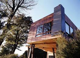 At The Northern End Of The South Island Of New Zeeland The Marlborough Sounds Are A Seemingly Endless Colle Bay House Beach House Exterior Wooden House Design