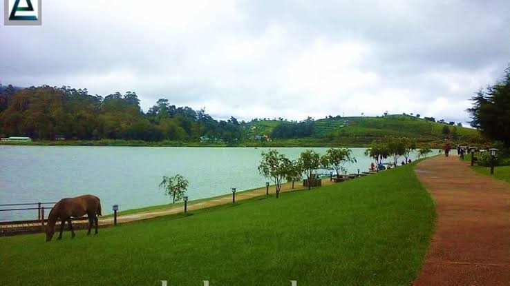 Gregory Lake surrounded by green hills in Nuwara Eliya, Sri Lanka