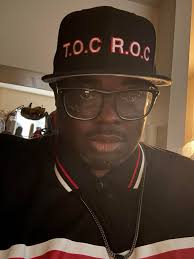 Humorous movie plot summaries and discussions