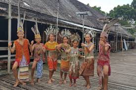 Orang ulu traditional dance, sarawak, malaysia act: Meracik Teh Mujarab Di Koridor Konservasi Lintas Negara Mongabay Co Id Mongabay Co Id